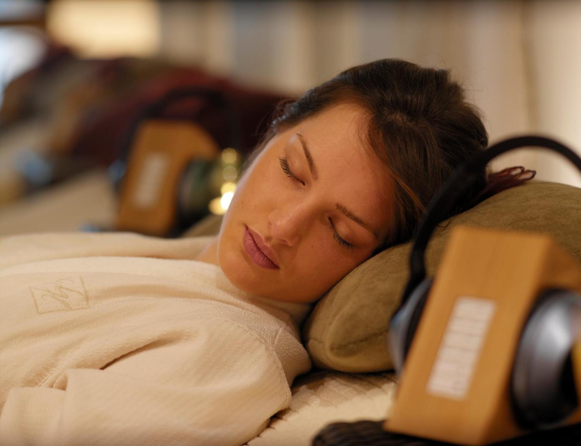 קיל איירן Aghadoe Heights Hotel & Spa מראה חיצוני תמונה A woman sleeping
