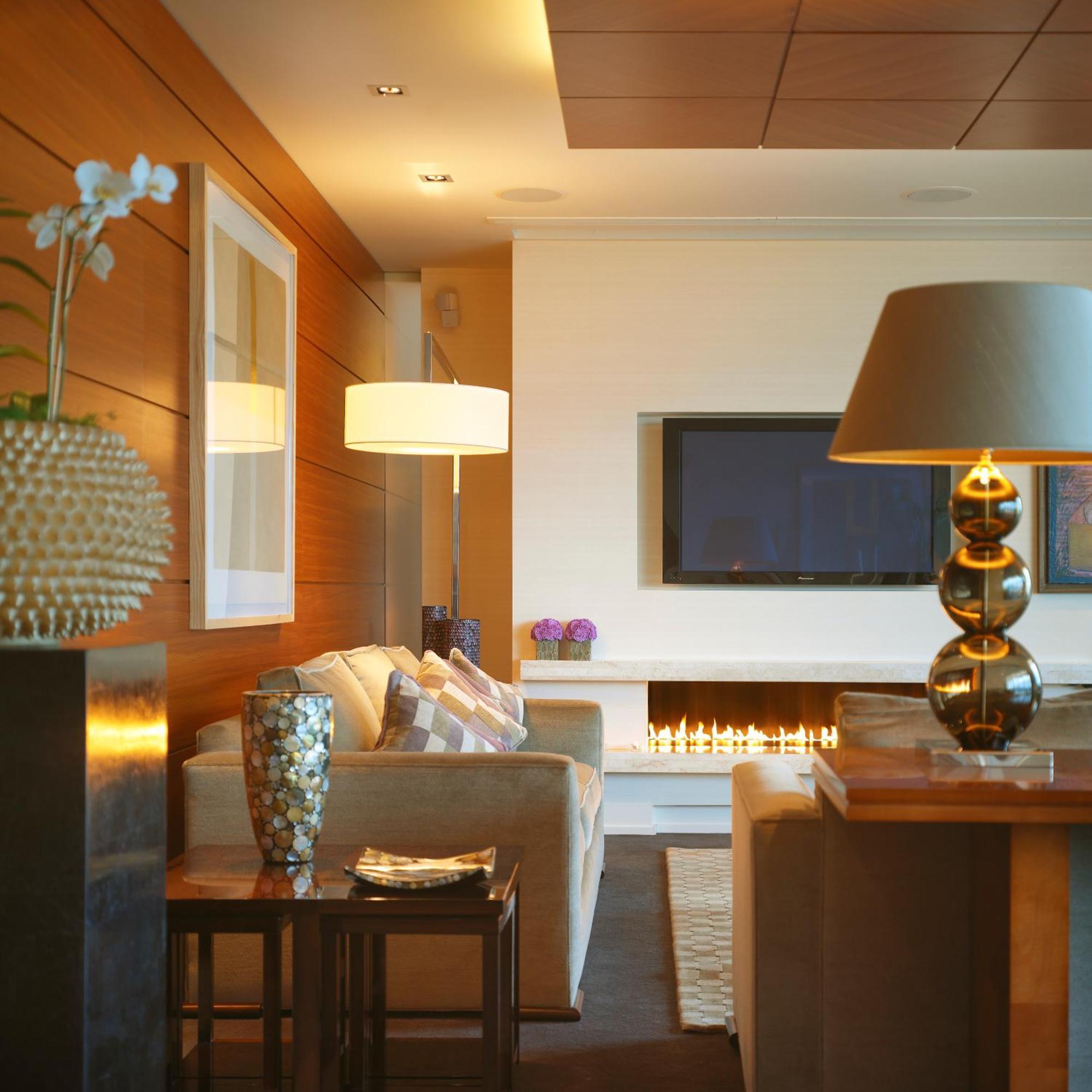 קיל איירן Aghadoe Heights Hotel & Spa חדר תמונה A living room with a fireplace