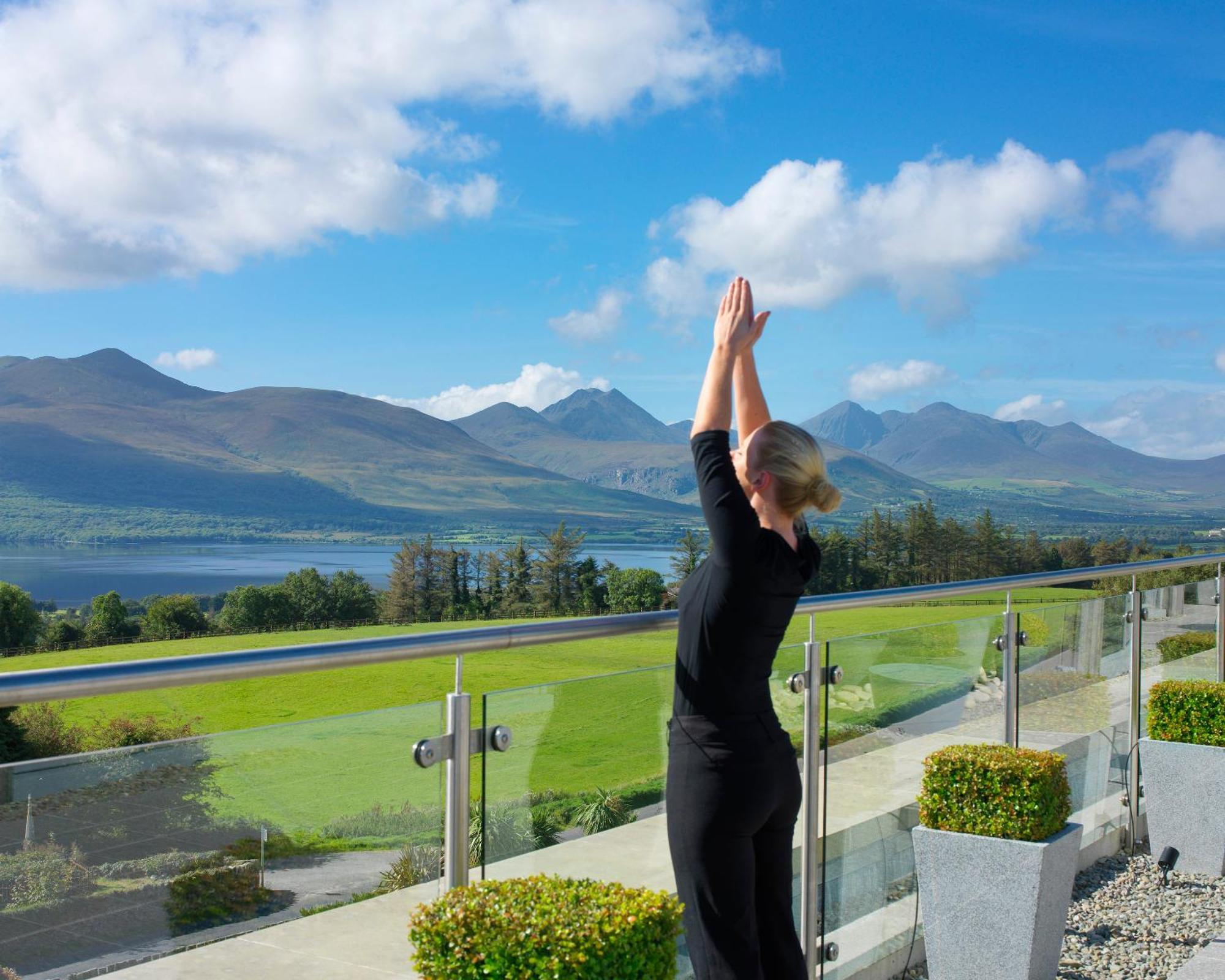 קיל איירן Aghadoe Heights Hotel & Spa מראה חיצוני תמונה A woman practicing yoga at the Ice House Hotel